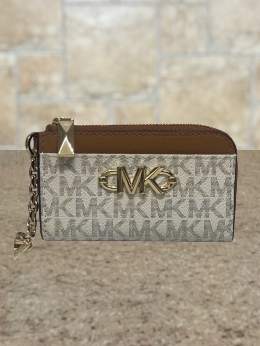 Michael Kors Piper Small Corner Card Case
Keychain MK Signature Logo Vanilla